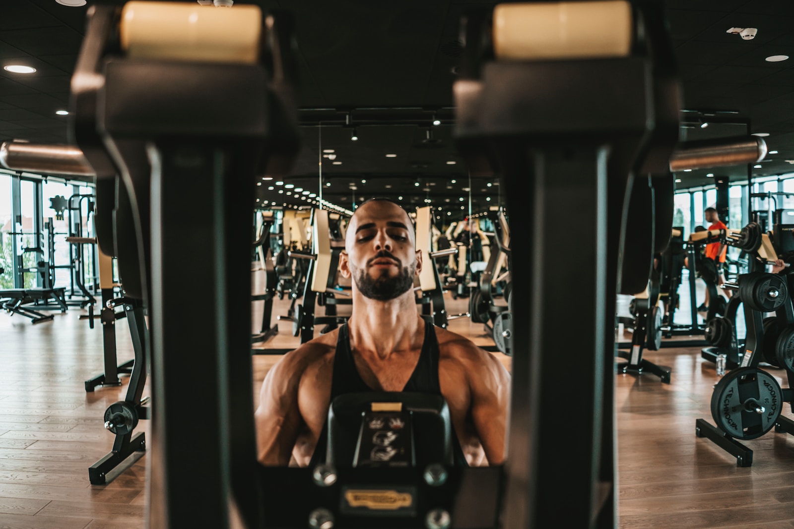 a man working out on a machine in a gym